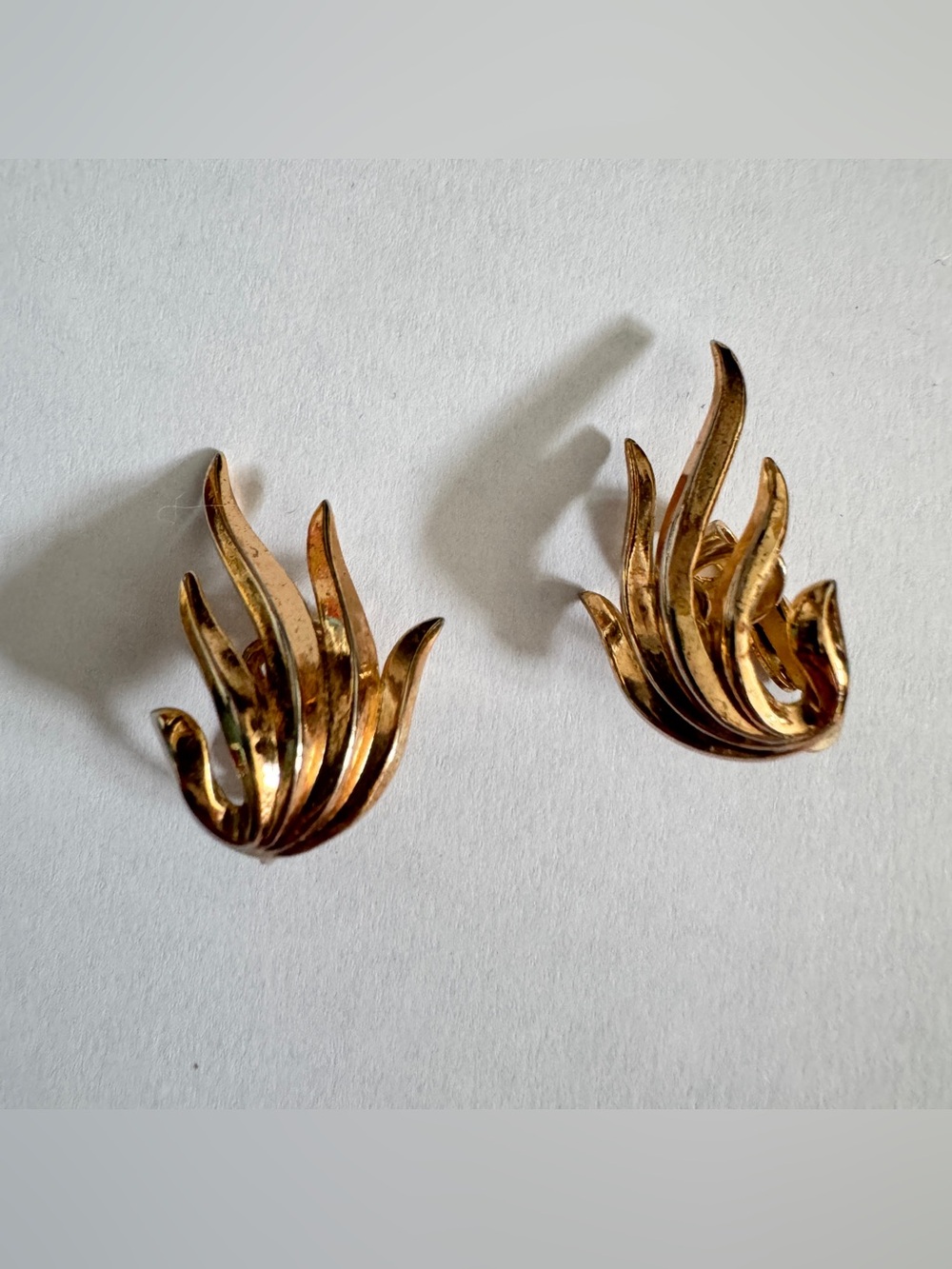 Vintage 50s/60s Crown Trifari Gold Tone Flame-Style Clip Earrings